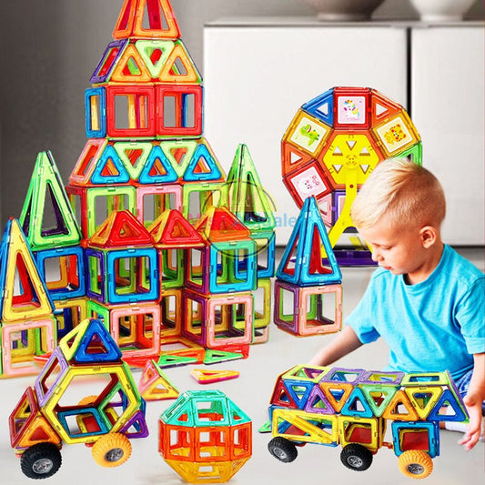 Kind bouwt kleurrijke structuren met magnetische tegels